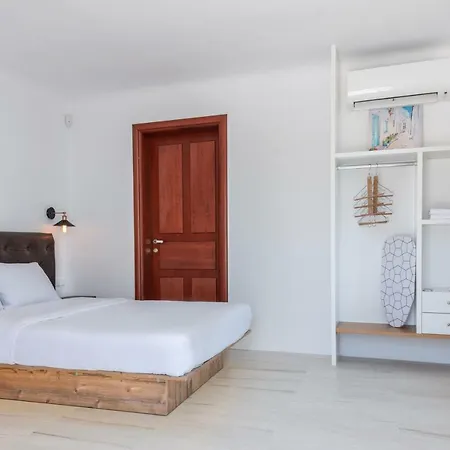 Guest house Etesians & Super Paradise Beach (Mykonos)